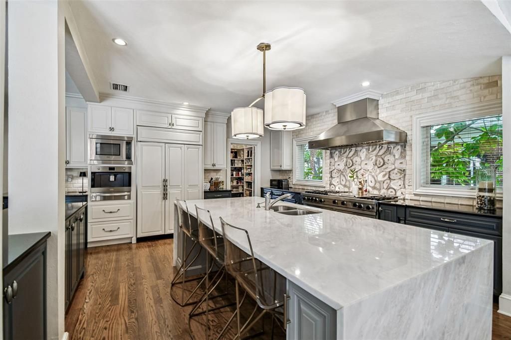 合同活跃: $5,499,000 (5 贝兹, 6 浴室, 7906 平方英尺)