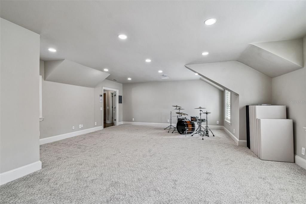 合同活跃: $5,499,000 (5 贝兹, 6 浴室, 7906 平方英尺)