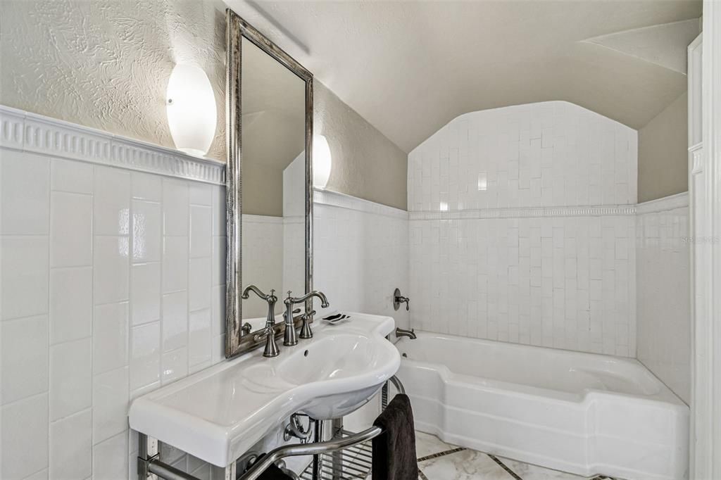 合同活跃: $5,499,000 (5 贝兹, 6 浴室, 7906 平方英尺)