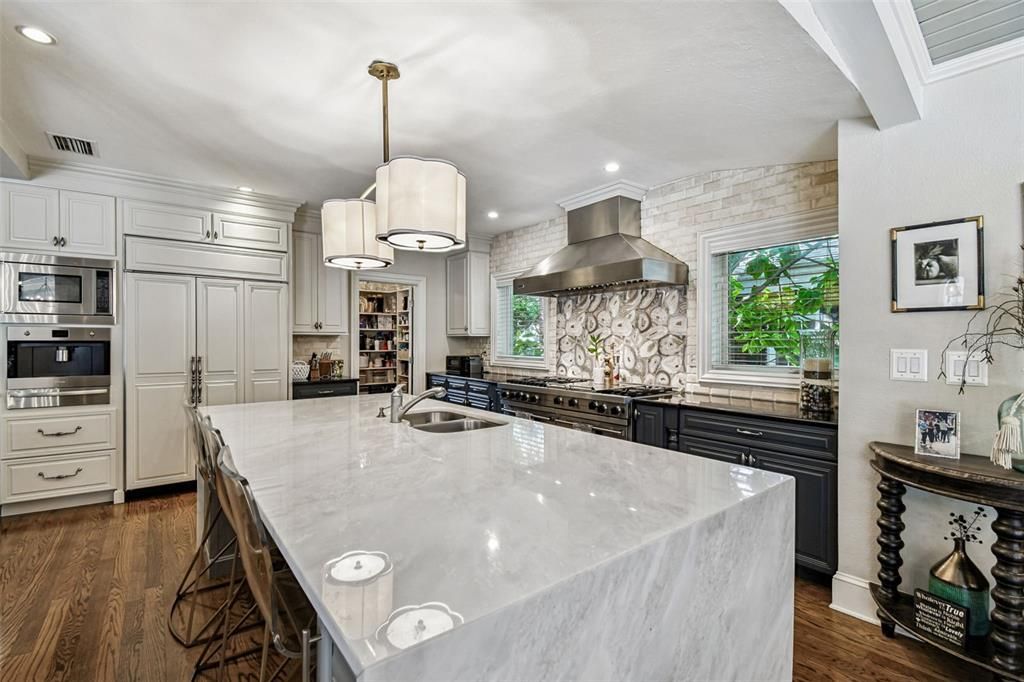 合同活跃: $5,499,000 (5 贝兹, 6 浴室, 7906 平方英尺)