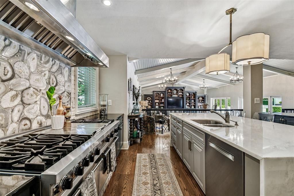 合同活跃: $5,499,000 (5 贝兹, 6 浴室, 7906 平方英尺)