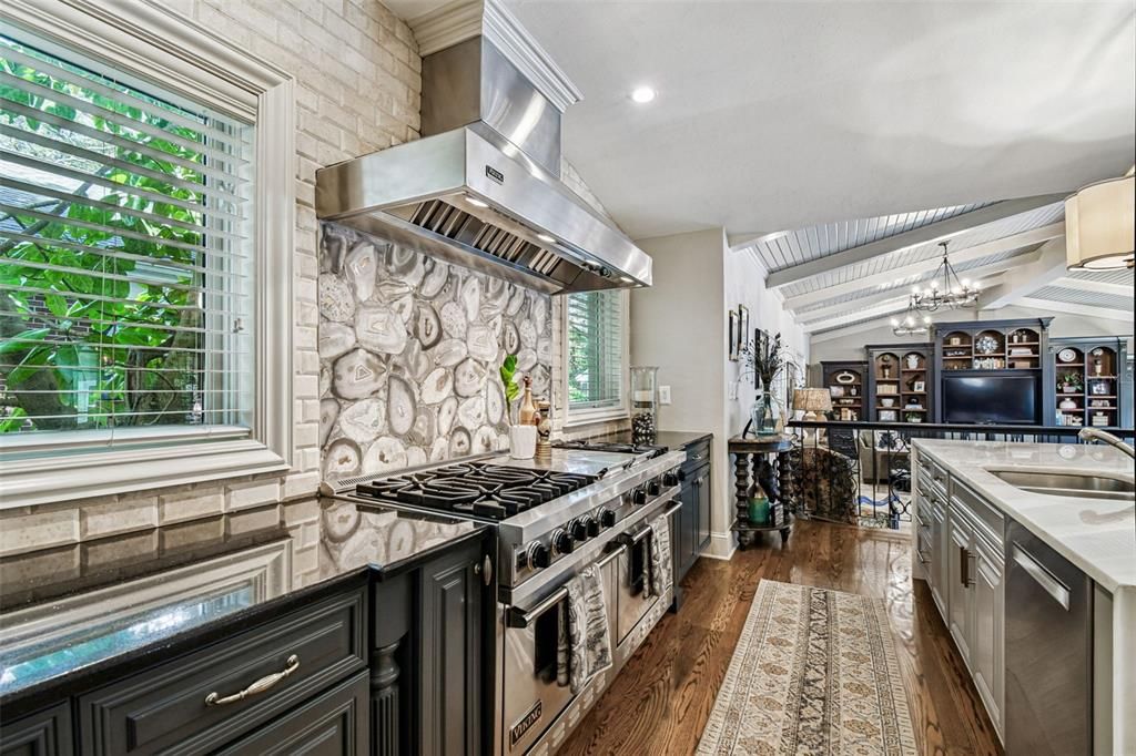 合同活跃: $5,499,000 (5 贝兹, 6 浴室, 7906 平方英尺)