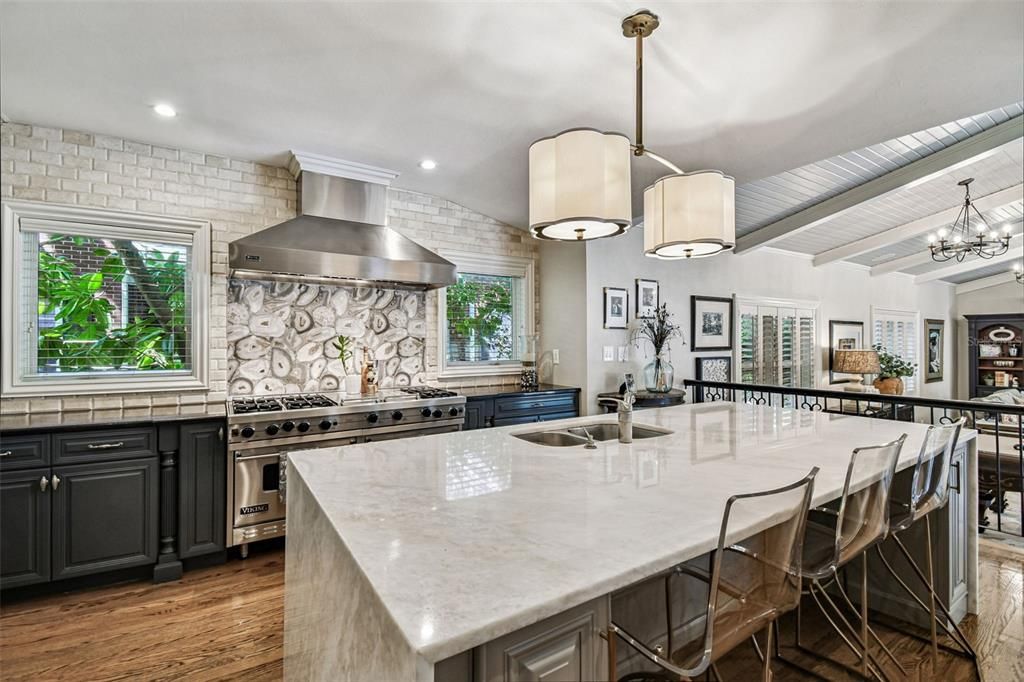 合同活跃: $5,499,000 (5 贝兹, 6 浴室, 7906 平方英尺)