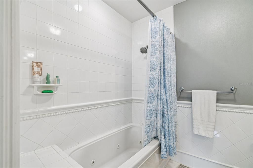 合同活跃: $5,499,000 (5 贝兹, 6 浴室, 7906 平方英尺)