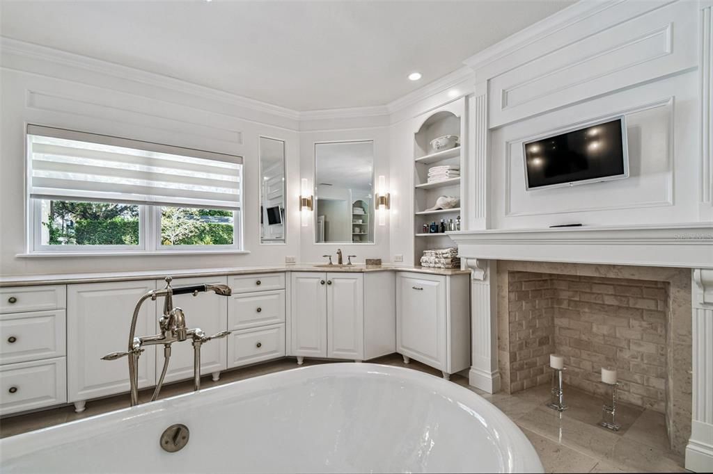 合同活跃: $5,499,000 (5 贝兹, 6 浴室, 7906 平方英尺)