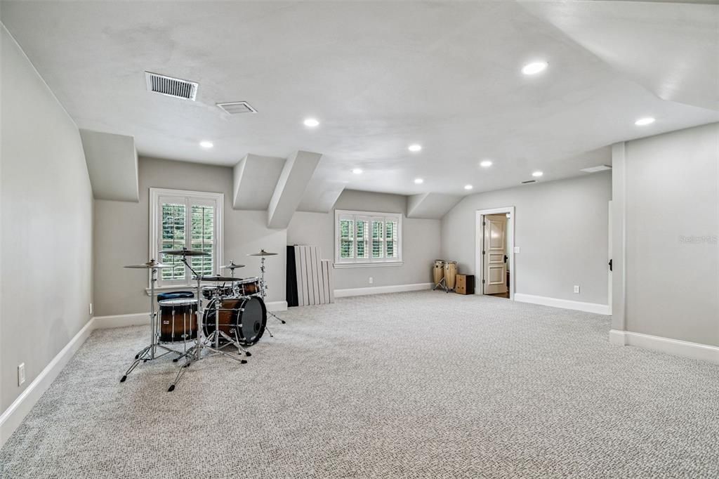 合同活跃: $5,499,000 (5 贝兹, 6 浴室, 7906 平方英尺)