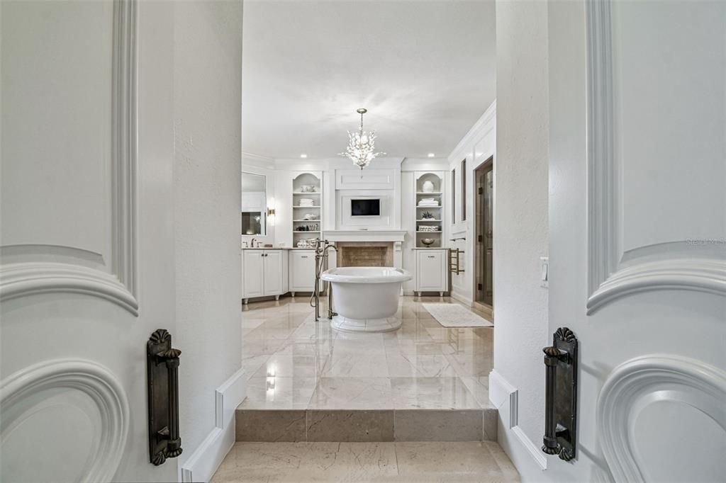 合同活跃: $5,499,000 (5 贝兹, 6 浴室, 7906 平方英尺)