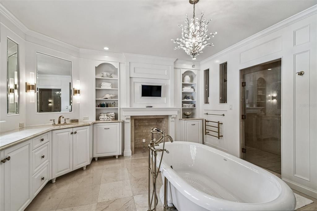 合同活跃: $5,499,000 (5 贝兹, 6 浴室, 7906 平方英尺)