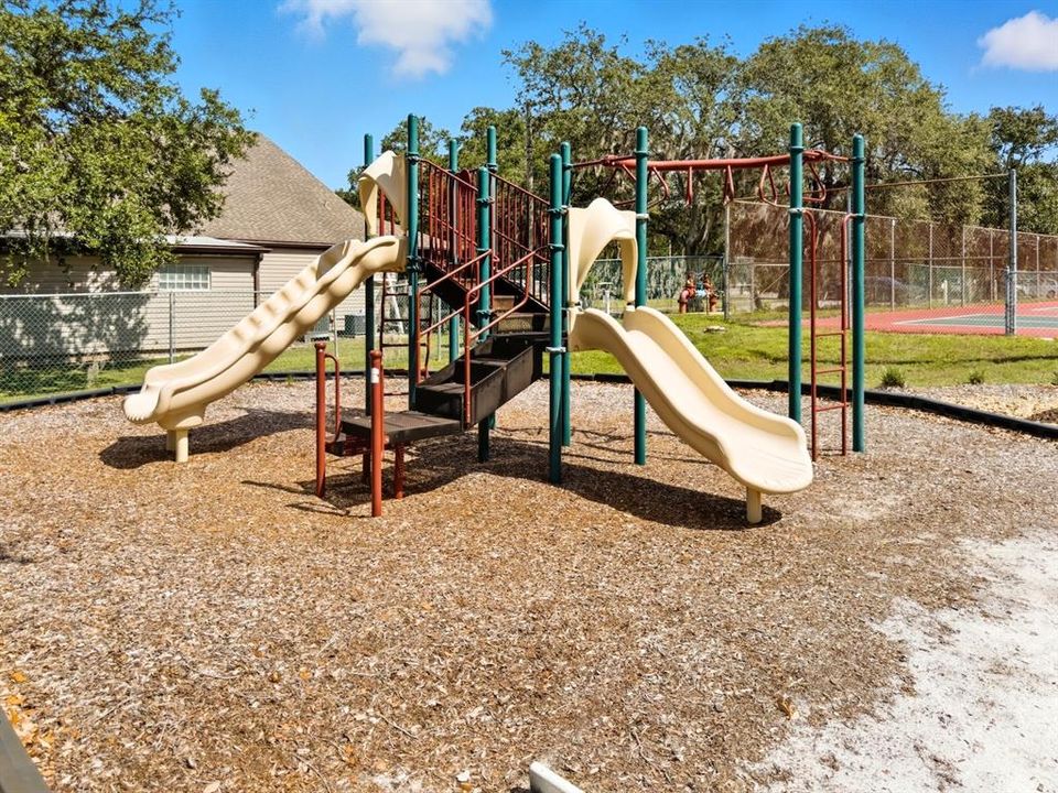 For Sale: $157,400 (2 beds, 2 baths, 1125 Square Feet)