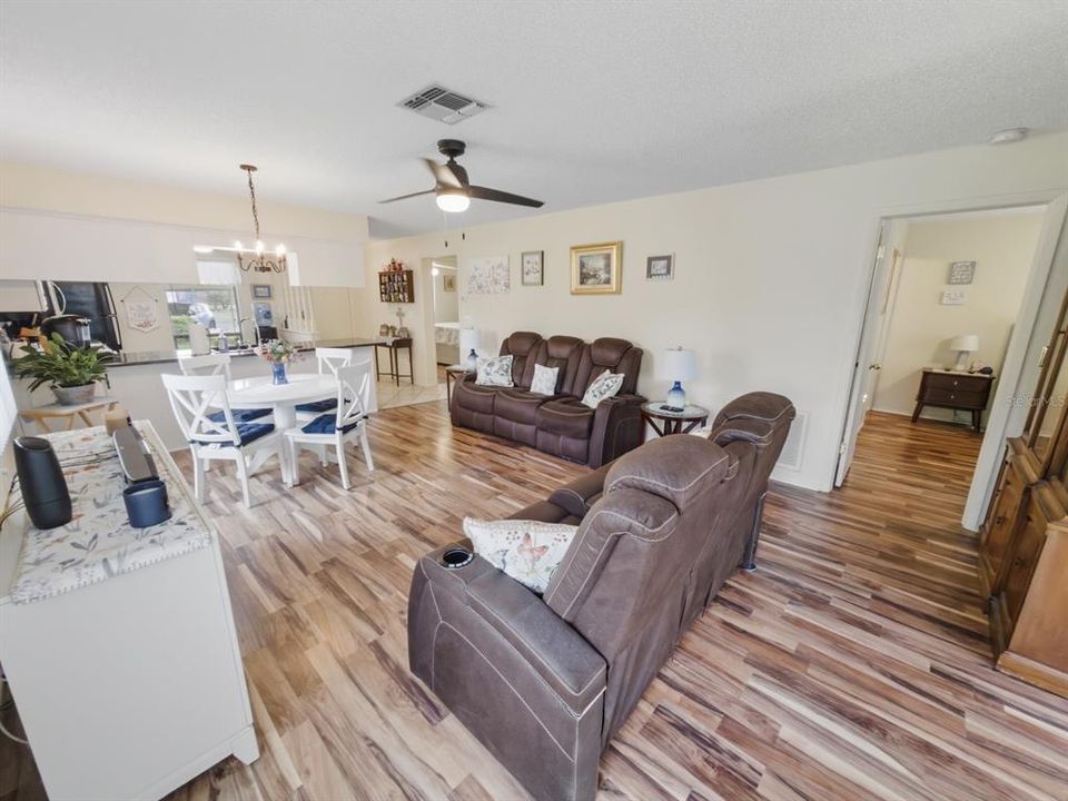 For Sale: $157,400 (2 beds, 2 baths, 1125 Square Feet)