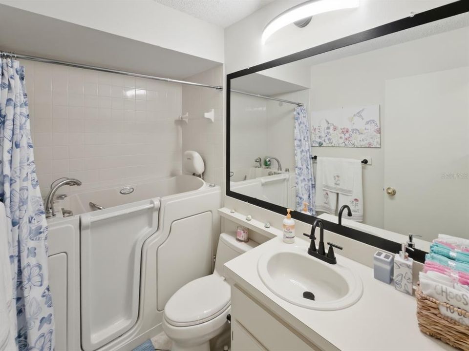 For Sale: $157,400 (2 beds, 2 baths, 1125 Square Feet)