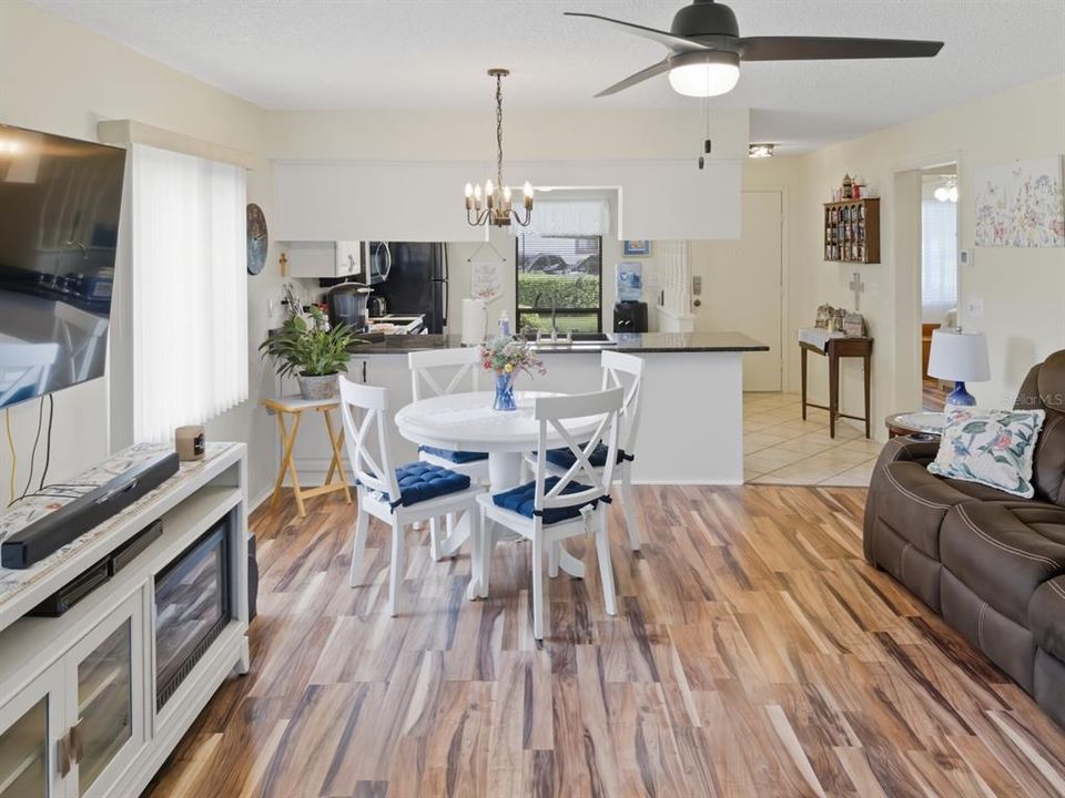 For Sale: $157,400 (2 beds, 2 baths, 1125 Square Feet)