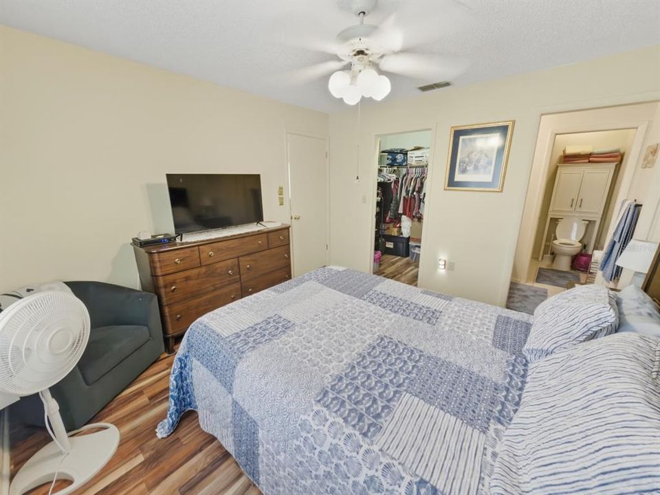 For Sale: $157,400 (2 beds, 2 baths, 1125 Square Feet)