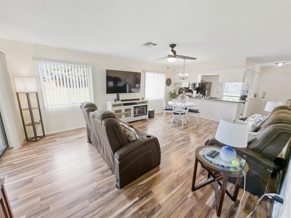 For Sale: $157,400 (2 beds, 2 baths, 1125 Square Feet)