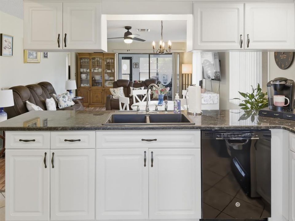 For Sale: $157,400 (2 beds, 2 baths, 1125 Square Feet)