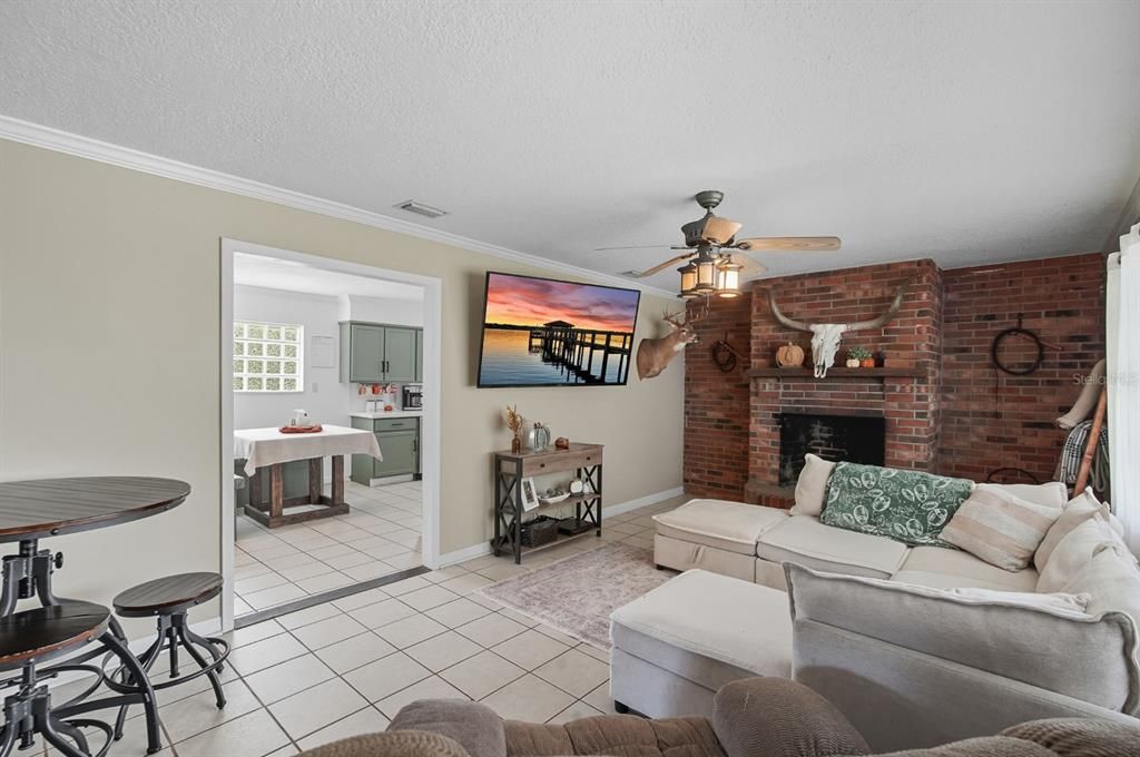 待售: $315,000 (3 贝兹, 1 浴室, 1334 平方英尺)