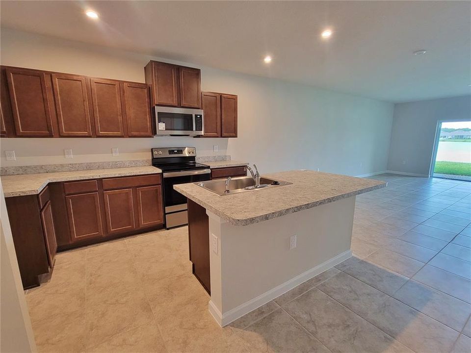 For Rent: $2,000 (3 beds, 2 baths, 1516 Square Feet)