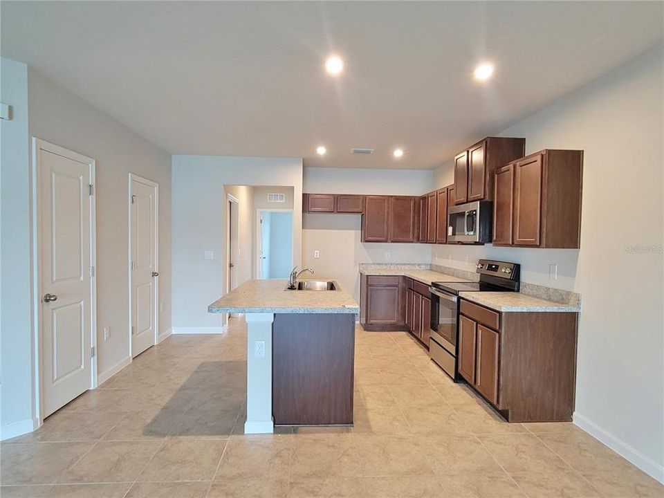 For Rent: $2,000 (3 beds, 2 baths, 1516 Square Feet)