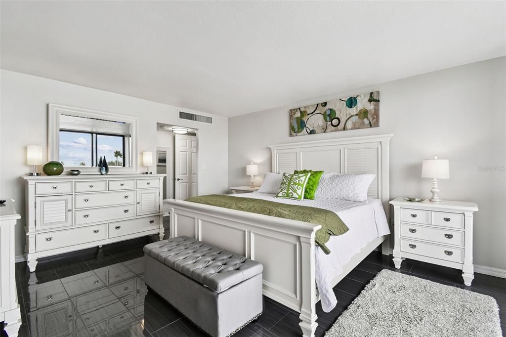 For Sale: $659,000 (1 beds, 1 baths, 1015 Square Feet)