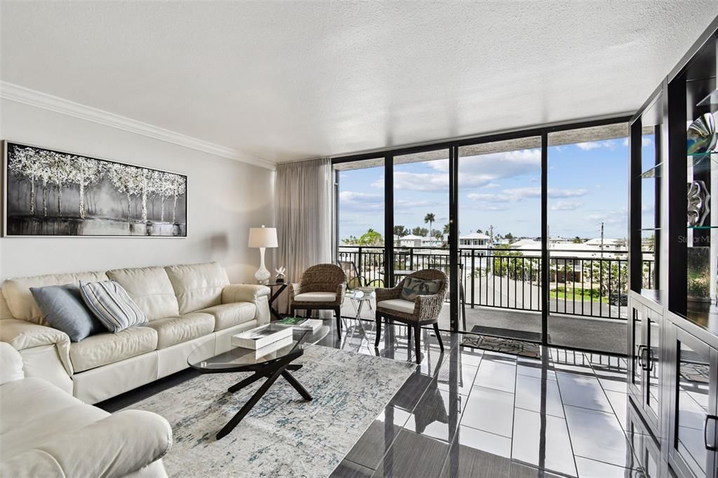 For Sale: $659,000 (1 beds, 1 baths, 1015 Square Feet)