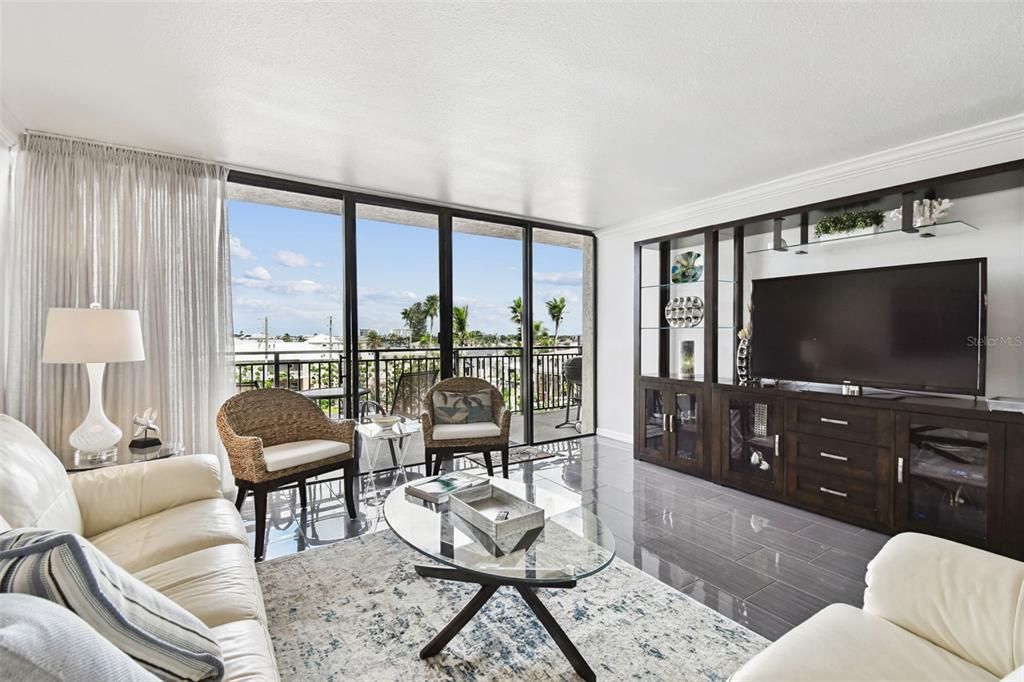 For Sale: $659,000 (1 beds, 1 baths, 1015 Square Feet)