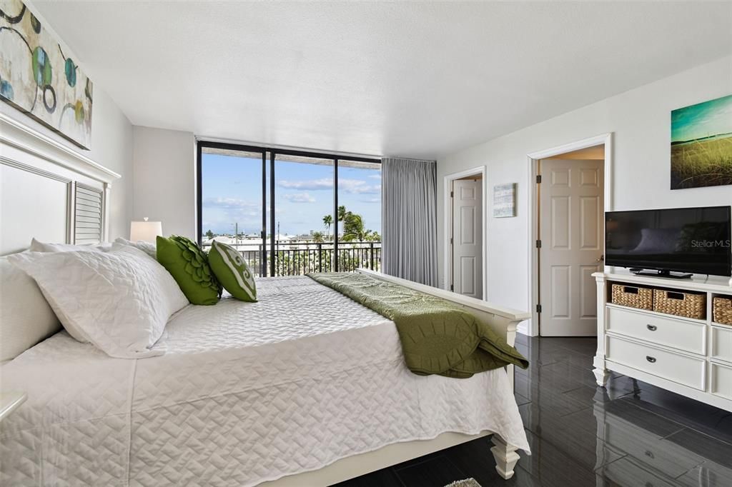 For Sale: $659,000 (1 beds, 1 baths, 1015 Square Feet)