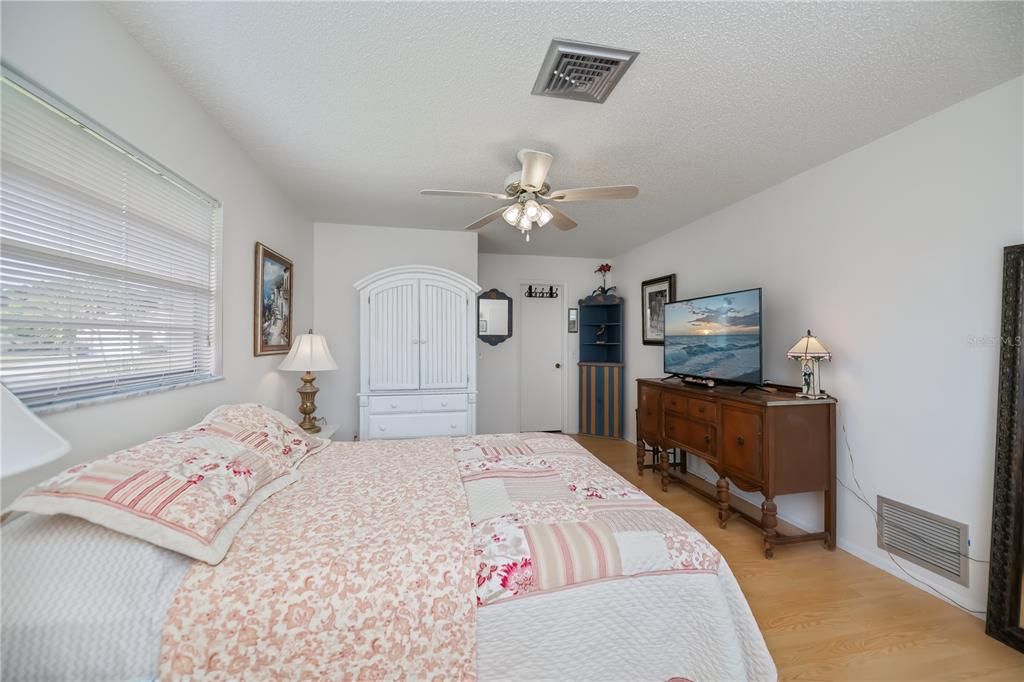 Active With Contract: $245,000 (2 beds, 2 baths, 1240 Square Feet)