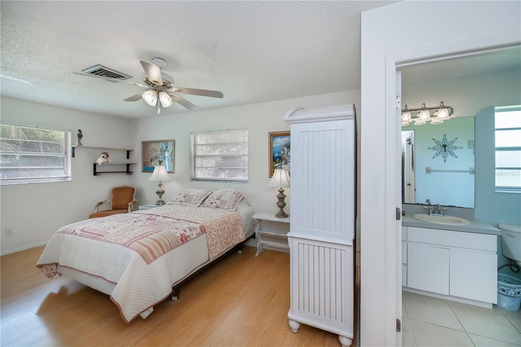 Active With Contract: $245,000 (2 beds, 2 baths, 1240 Square Feet)