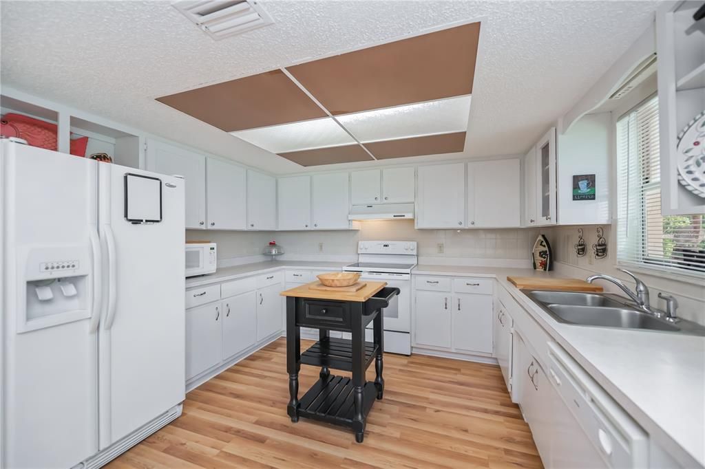 Active With Contract: $245,000 (2 beds, 2 baths, 1240 Square Feet)
