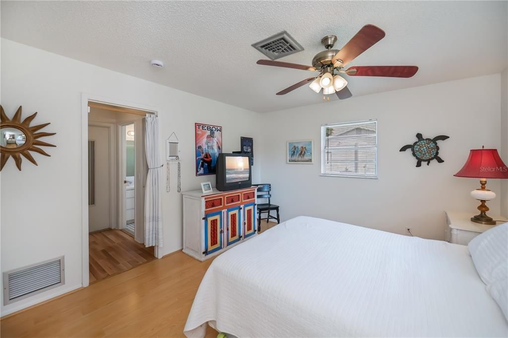 Active With Contract: $245,000 (2 beds, 2 baths, 1240 Square Feet)