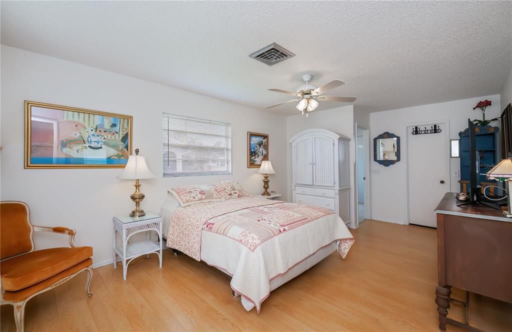 Active With Contract: $245,000 (2 beds, 2 baths, 1240 Square Feet)