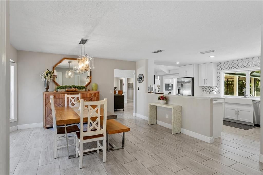 合同活跃: $815,000 (5 贝兹, 3 浴室, 2932 平方英尺)