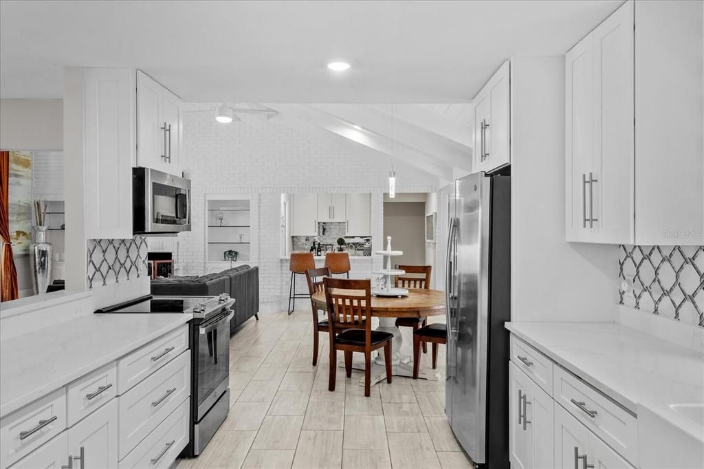 合同活跃: $815,000 (5 贝兹, 3 浴室, 2932 平方英尺)