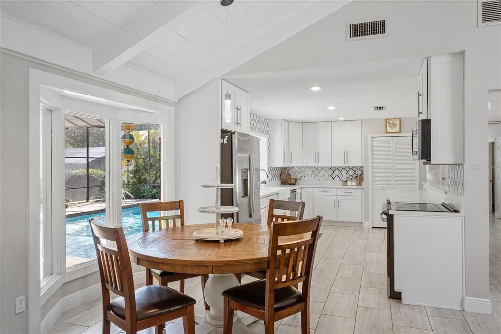 合同活跃: $815,000 (5 贝兹, 3 浴室, 2932 平方英尺)