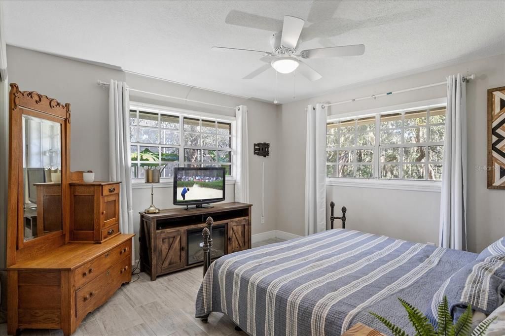 合同活跃: $815,000 (5 贝兹, 3 浴室, 2932 平方英尺)