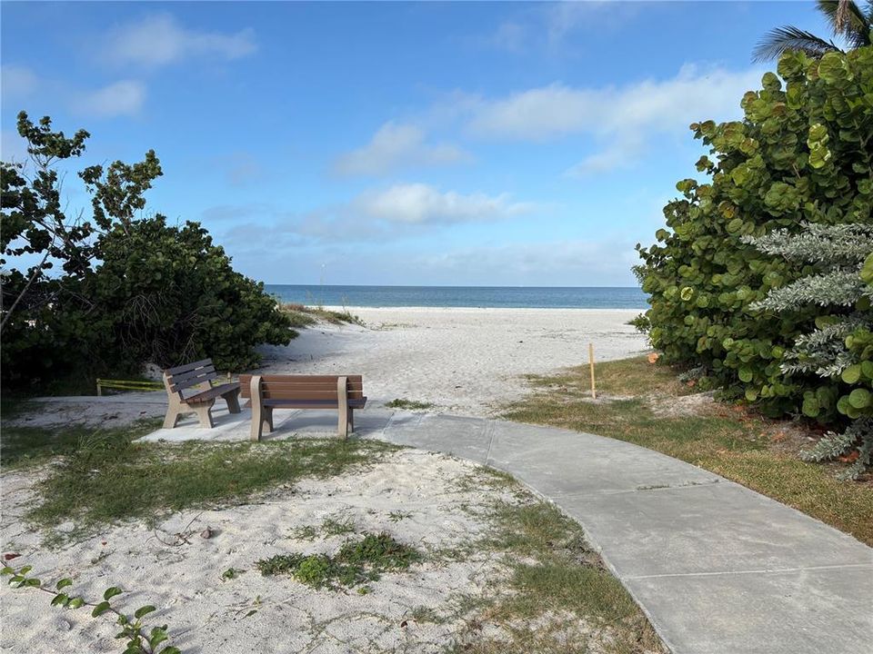 合同活跃: $549,900 (2 贝兹, 2 浴室, 1374 平方英尺)