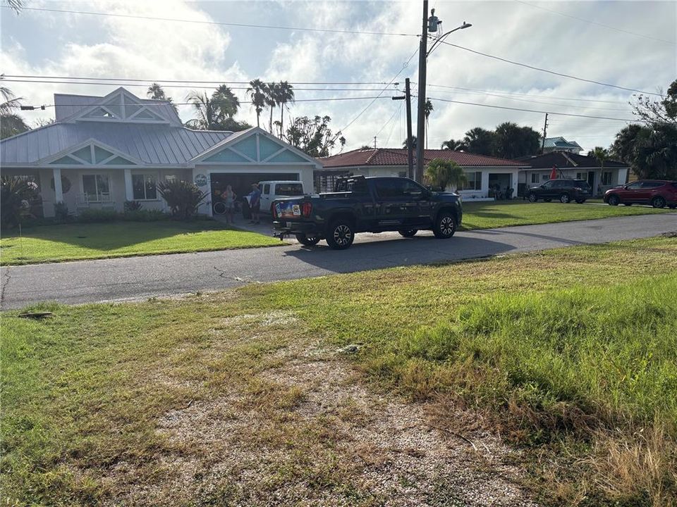 合同活跃: $549,900 (2 贝兹, 2 浴室, 1374 平方英尺)