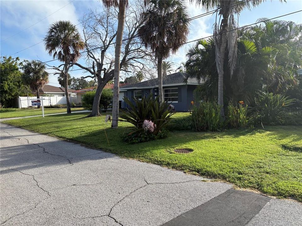 合同活跃: $549,900 (2 贝兹, 2 浴室, 1374 平方英尺)