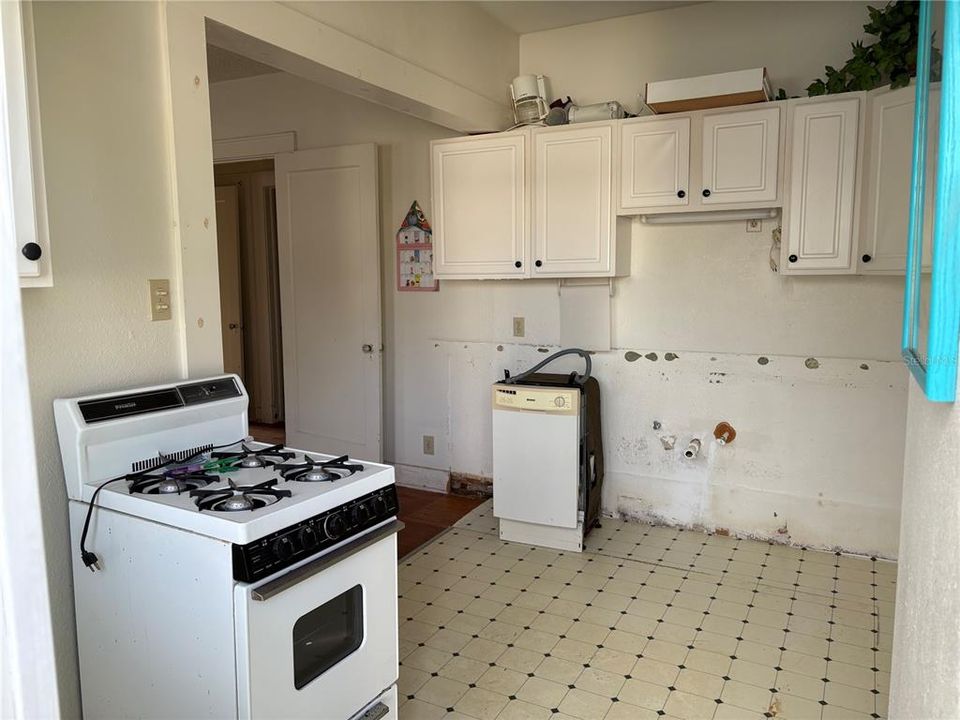 合同活跃: $549,900 (2 贝兹, 2 浴室, 1374 平方英尺)