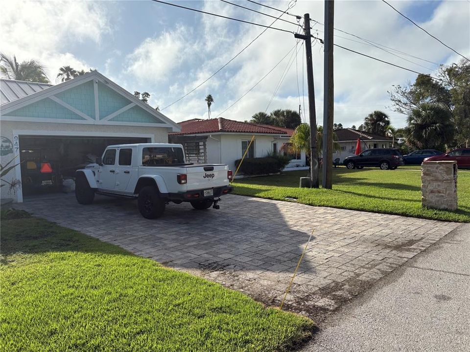 合同活跃: $549,900 (2 贝兹, 2 浴室, 1374 平方英尺)