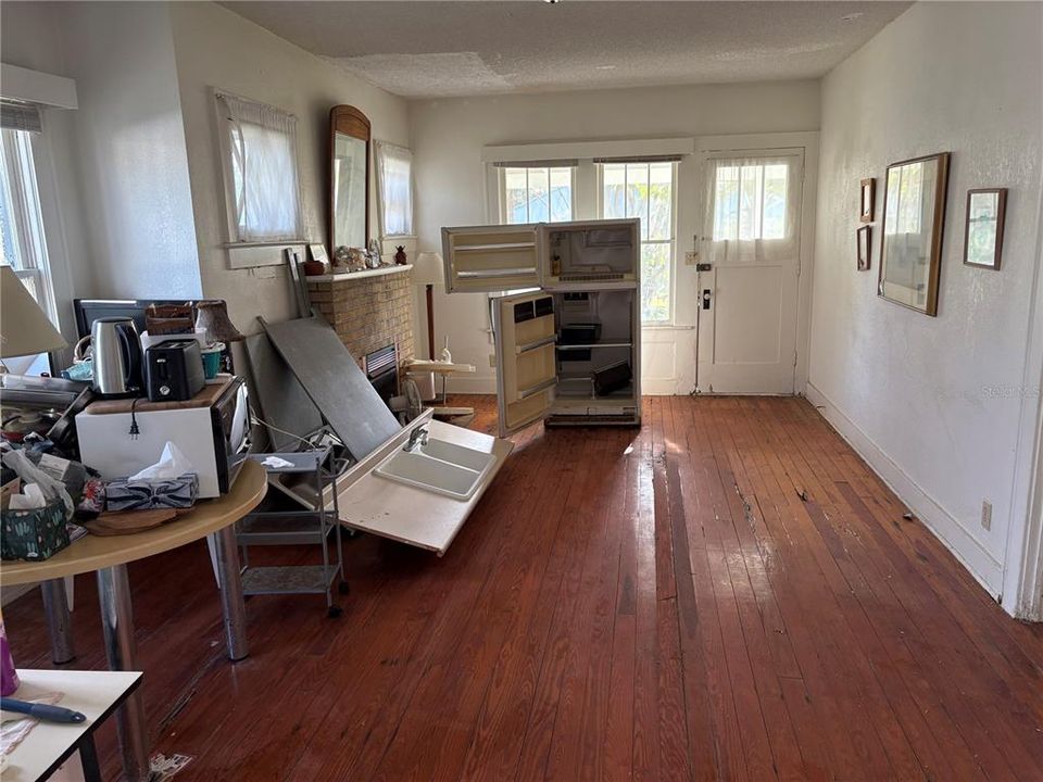 合同活跃: $549,900 (2 贝兹, 2 浴室, 1374 平方英尺)