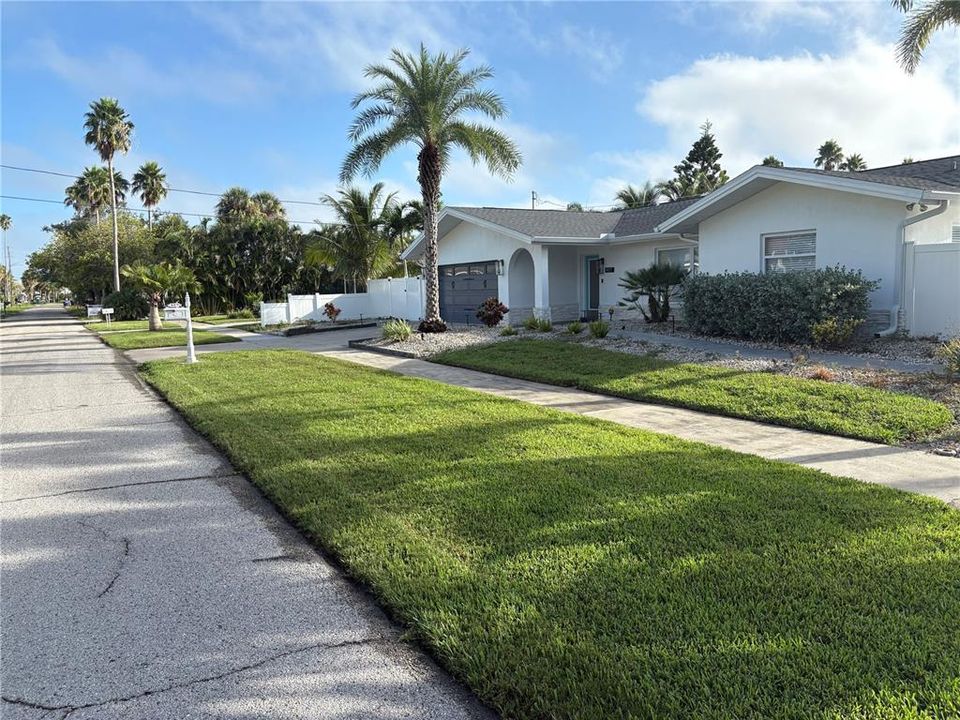 合同活跃: $549,900 (2 贝兹, 2 浴室, 1374 平方英尺)