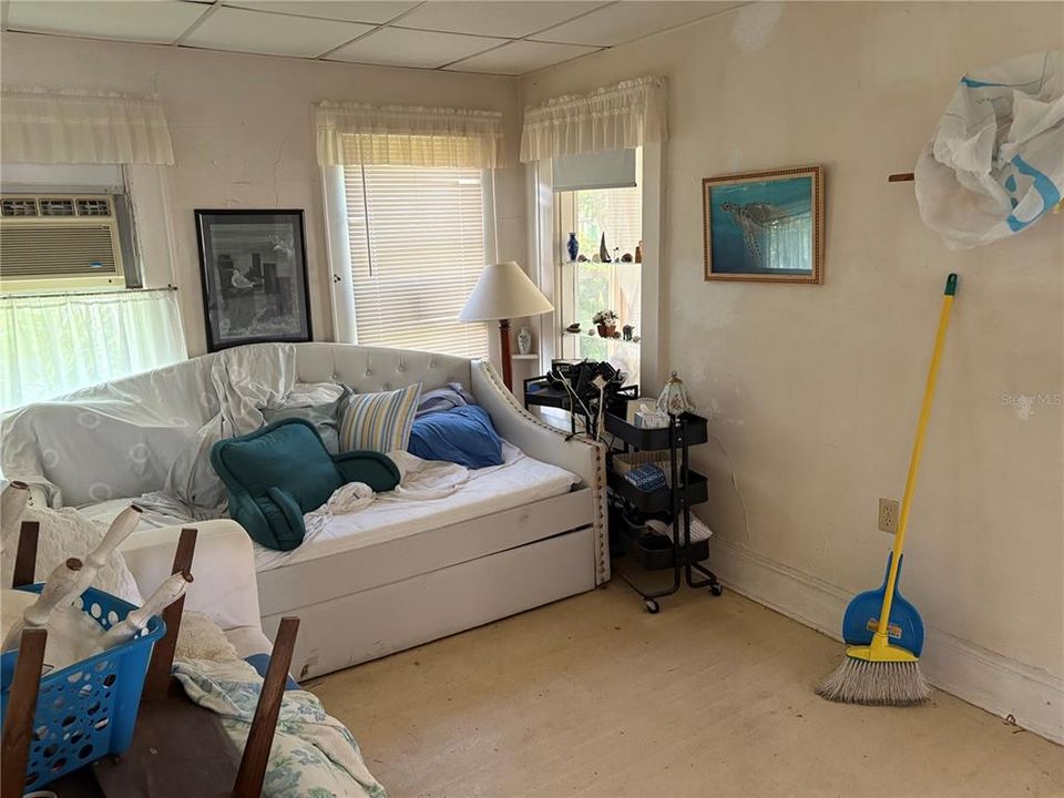 合同活跃: $549,900 (2 贝兹, 2 浴室, 1374 平方英尺)