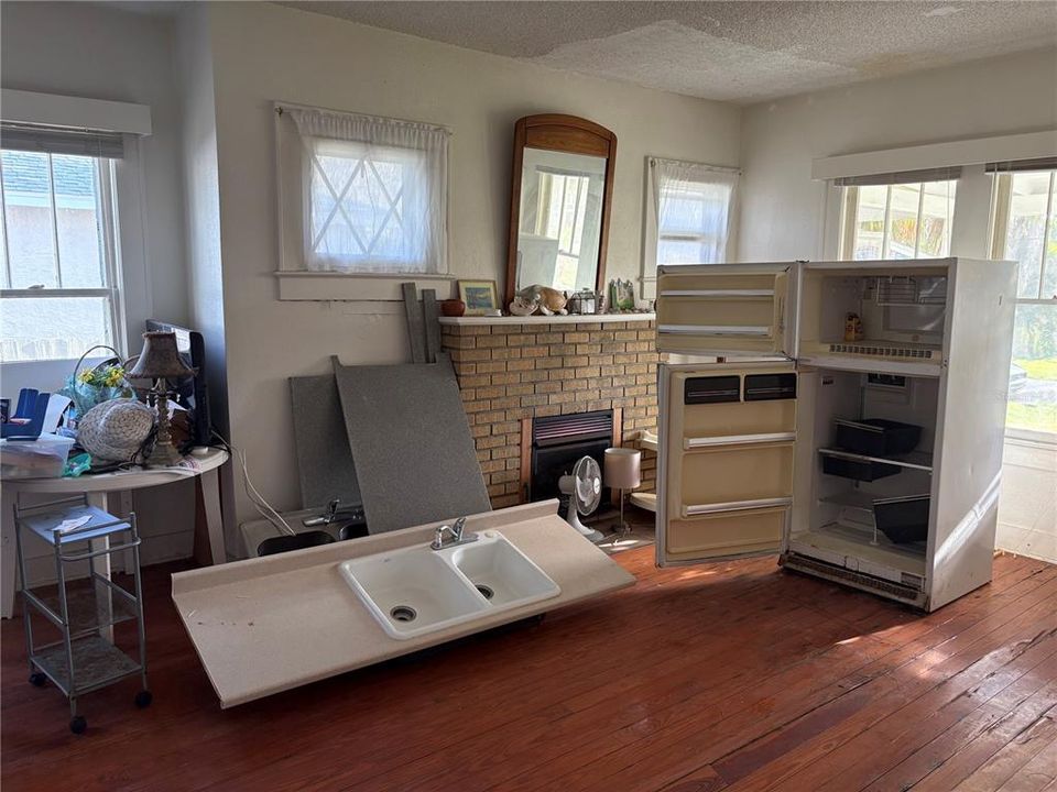 合同活跃: $549,900 (2 贝兹, 2 浴室, 1374 平方英尺)