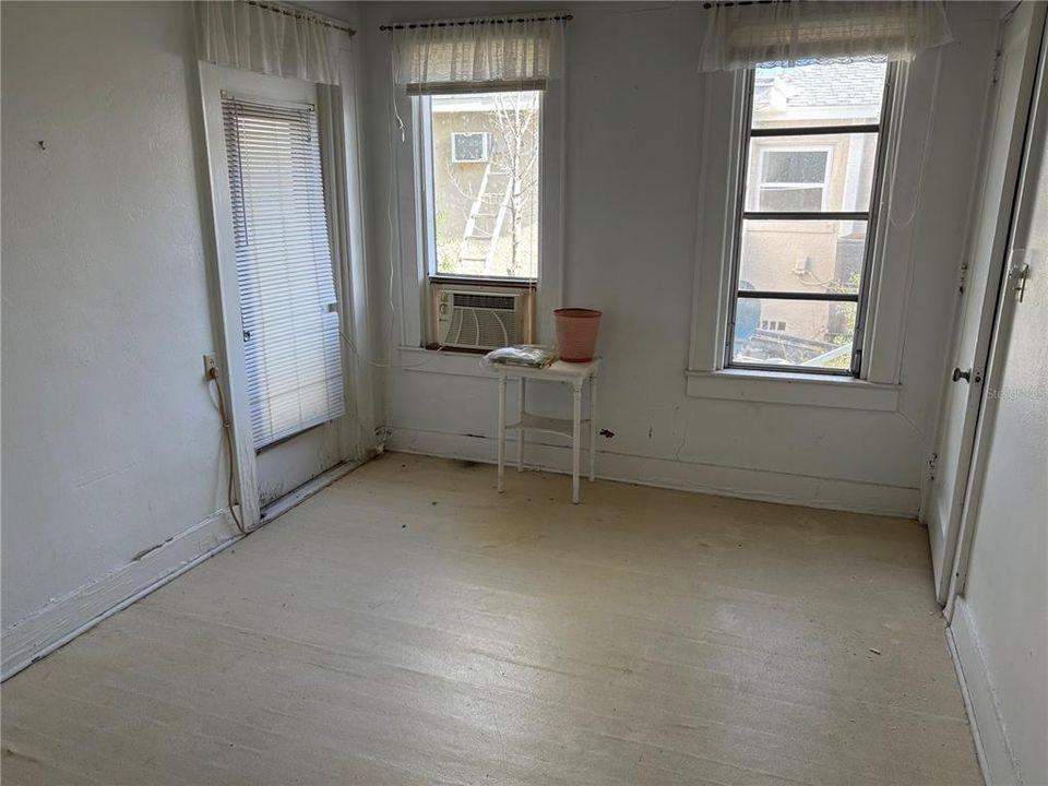 合同活跃: $549,900 (2 贝兹, 2 浴室, 1374 平方英尺)