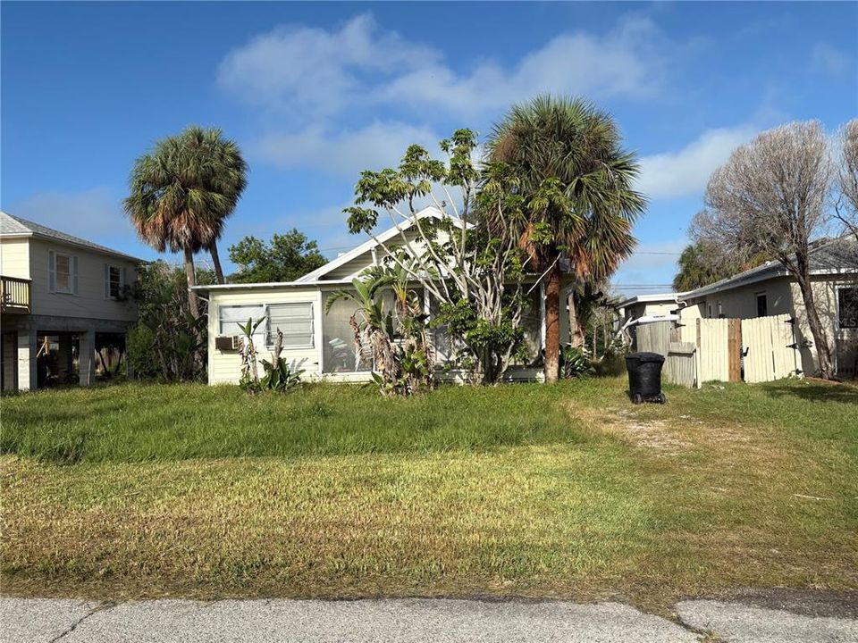 合同活跃: $549,900 (2 贝兹, 2 浴室, 1374 平方英尺)