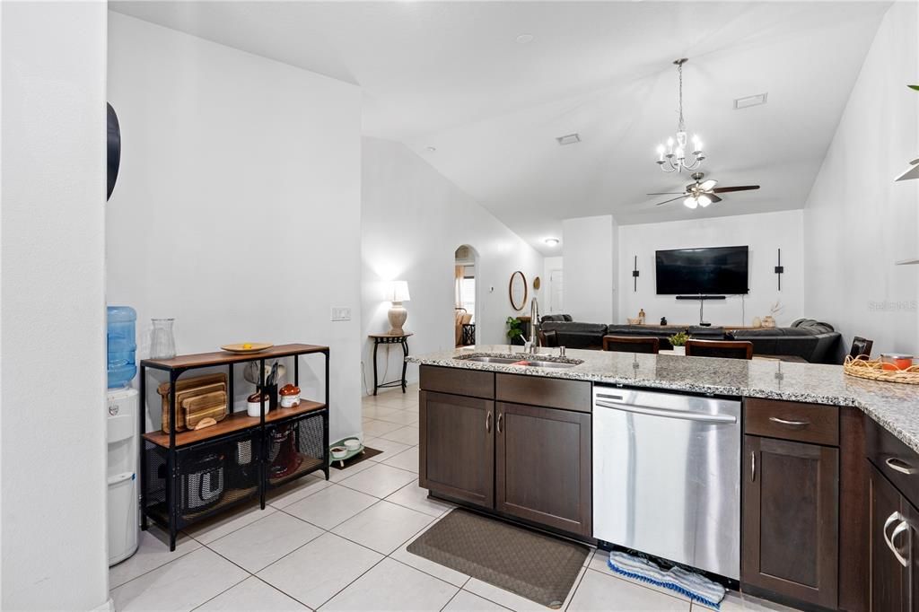 待售: $534,900 (6 贝兹, 0 浴室, 2422 平方英尺)