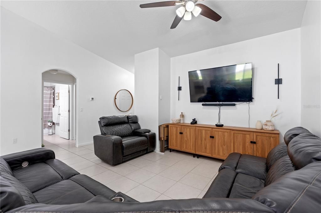 待售: $534,900 (6 贝兹, 0 浴室, 2422 平方英尺)