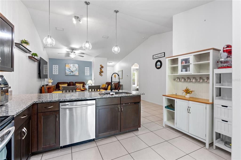 待售: $534,900 (6 贝兹, 0 浴室, 2422 平方英尺)