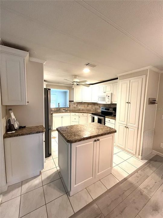 На продажу: $154,900 (2 спален, 2 ванн, 1375 Квадратных фут)